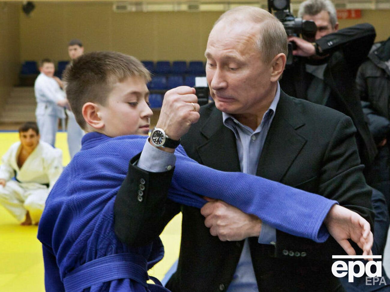 Путин (на фото справа) занимается дзюдо с 11 лет