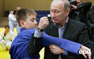 Путин (на фото справа) занимается дзюдо с 11 лет