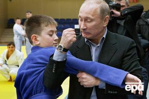 Путин (на фото справа) занимается дзюдо с 11 лет