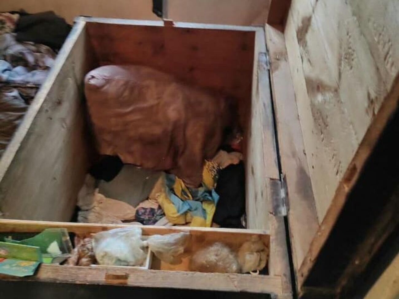 Сундук стоял в одной из комнат дома