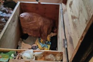 Сундук стоял в одной из комнат дома