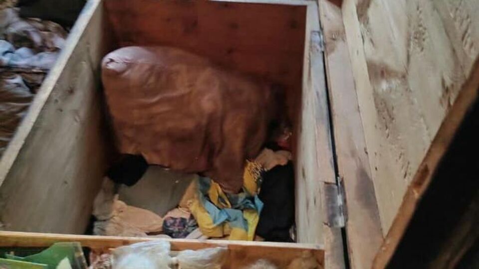 Сундук стоял в одной из комнат дома