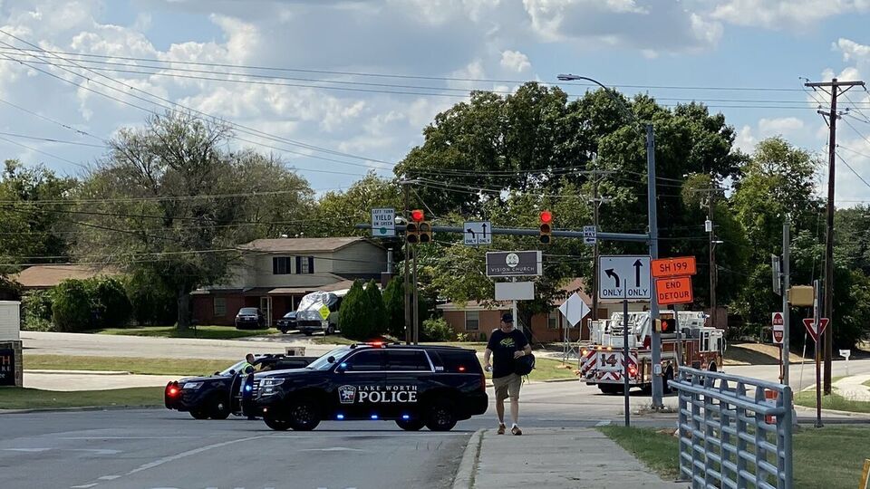 Уламки літака впали на дорогу