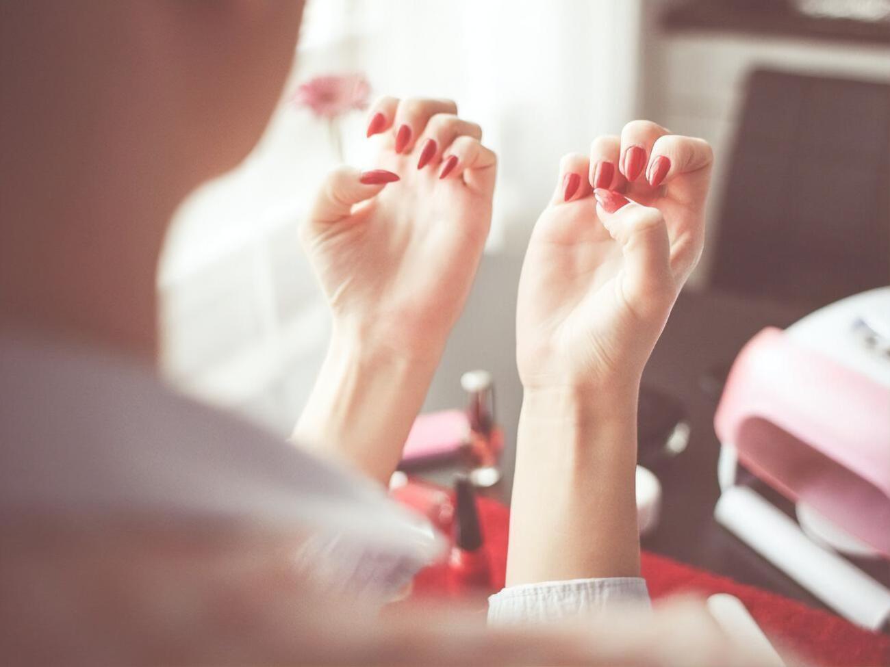 Красный цвет лака всегда остается актуальным