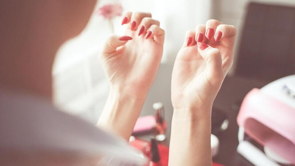 Красный цвет лака всегда остается актуальным