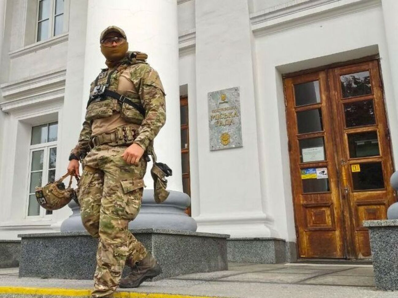 СБУ пришла с обысками в Полтавский горсовет. По данным СМИ, нескольких человек задержали