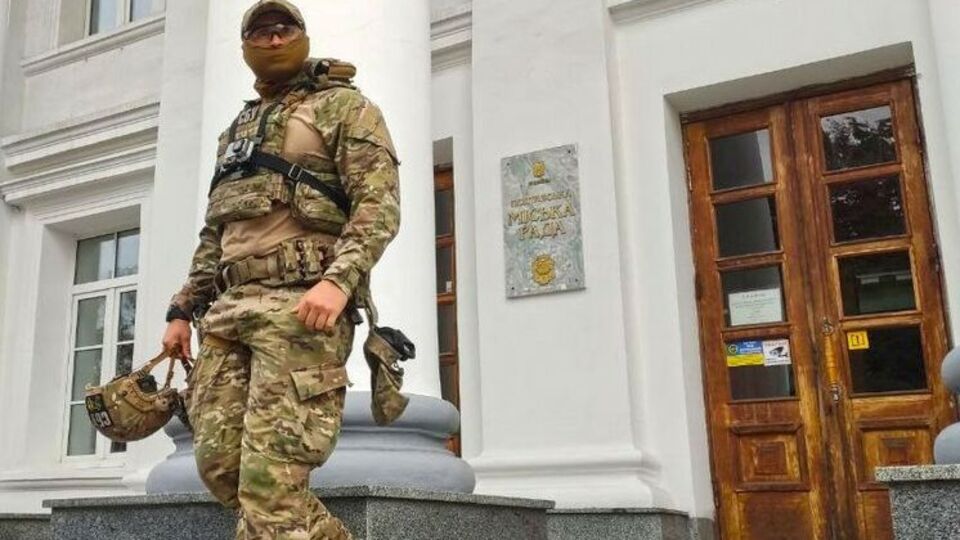 СБУ пришла с обысками в Полтавский горсовет. По данным СМИ, нескольких человек задержали