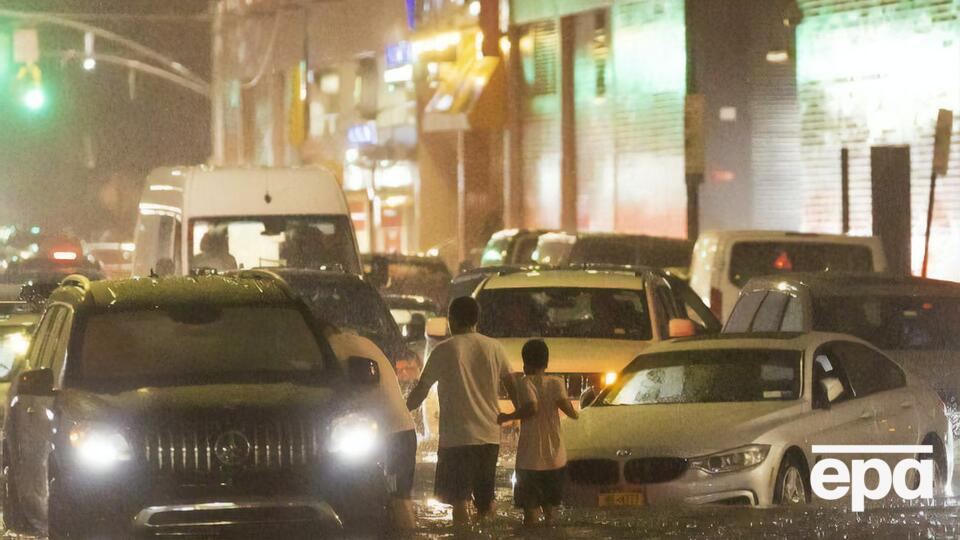 Улицы Нью-Йорка затопило после ливней, которые принес ураган "Ида"