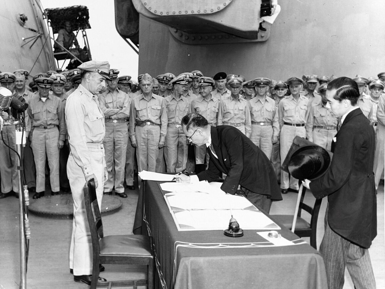 Цього дня 1945 року глава МЗС Японії Мамору Сігеміцу підписав акт капітуляції, що стало закінченням Другої світової війни