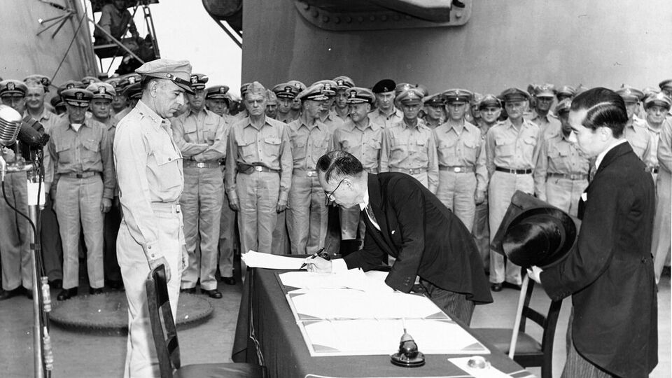 В этот день в 1945 году глава МИД Японии Мамору Сигэмицу подписал акт капитуляции, что стало окончанием Второй мировой войны