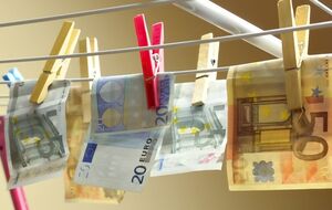 Профессионалы тщательно моют банкноты, сушат и разглаживают