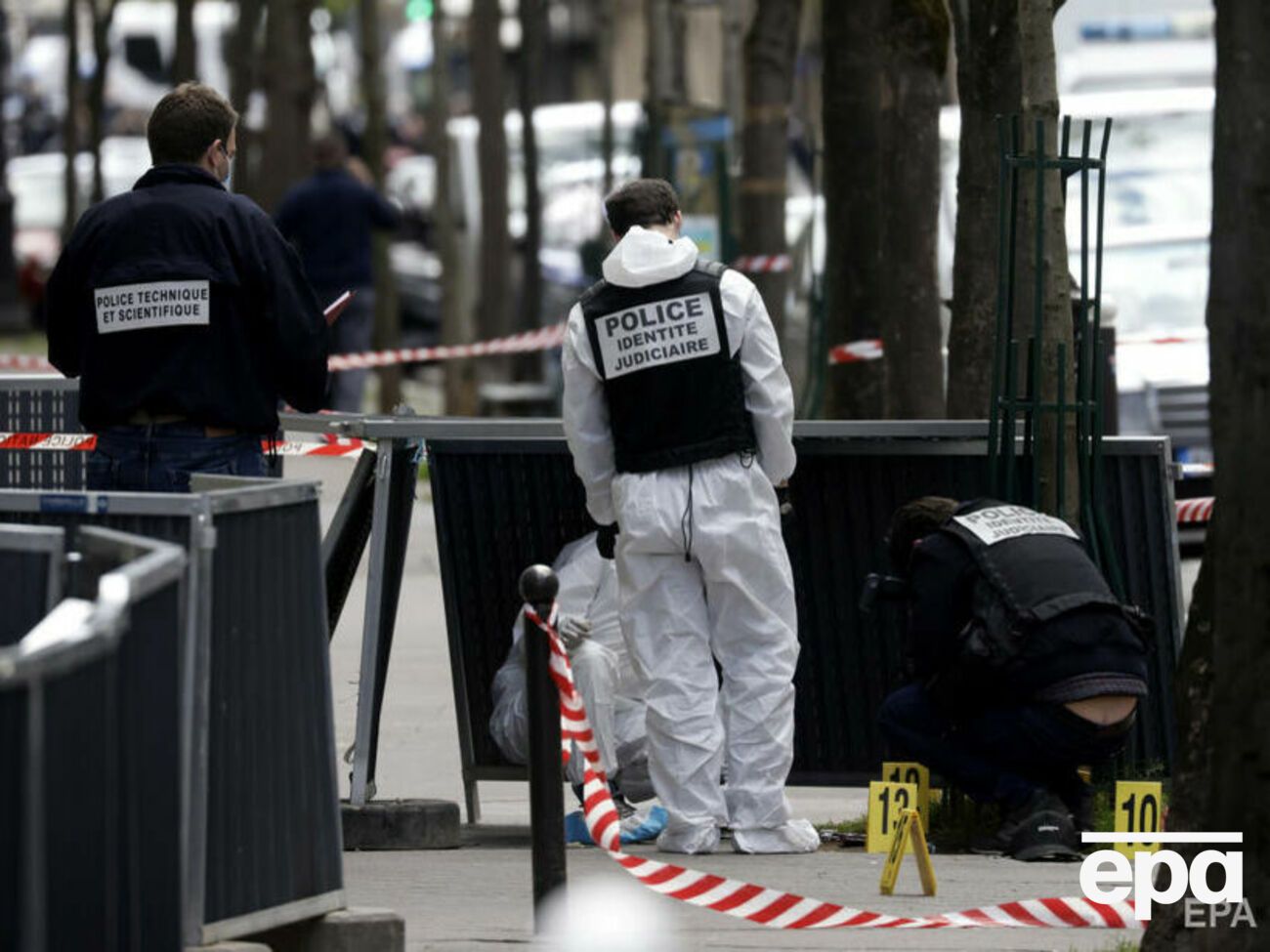 За даними поліції, чоловік вів вогонь з автомата