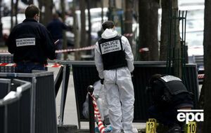 За даними поліції, чоловік вів вогонь з автомата