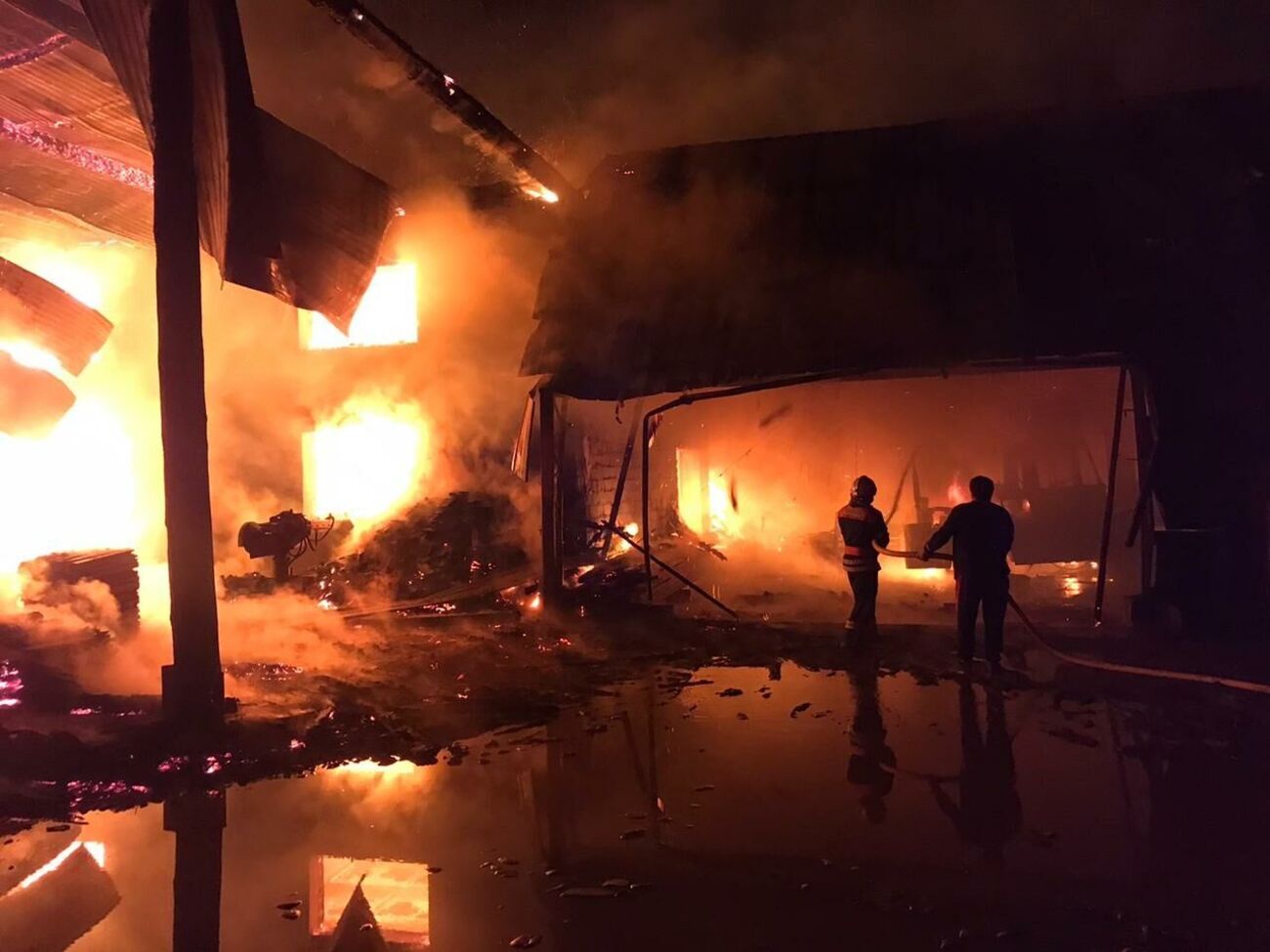 З охопленої полум'ям будівлі пожежники і місцеві жителі врятували 47 корів