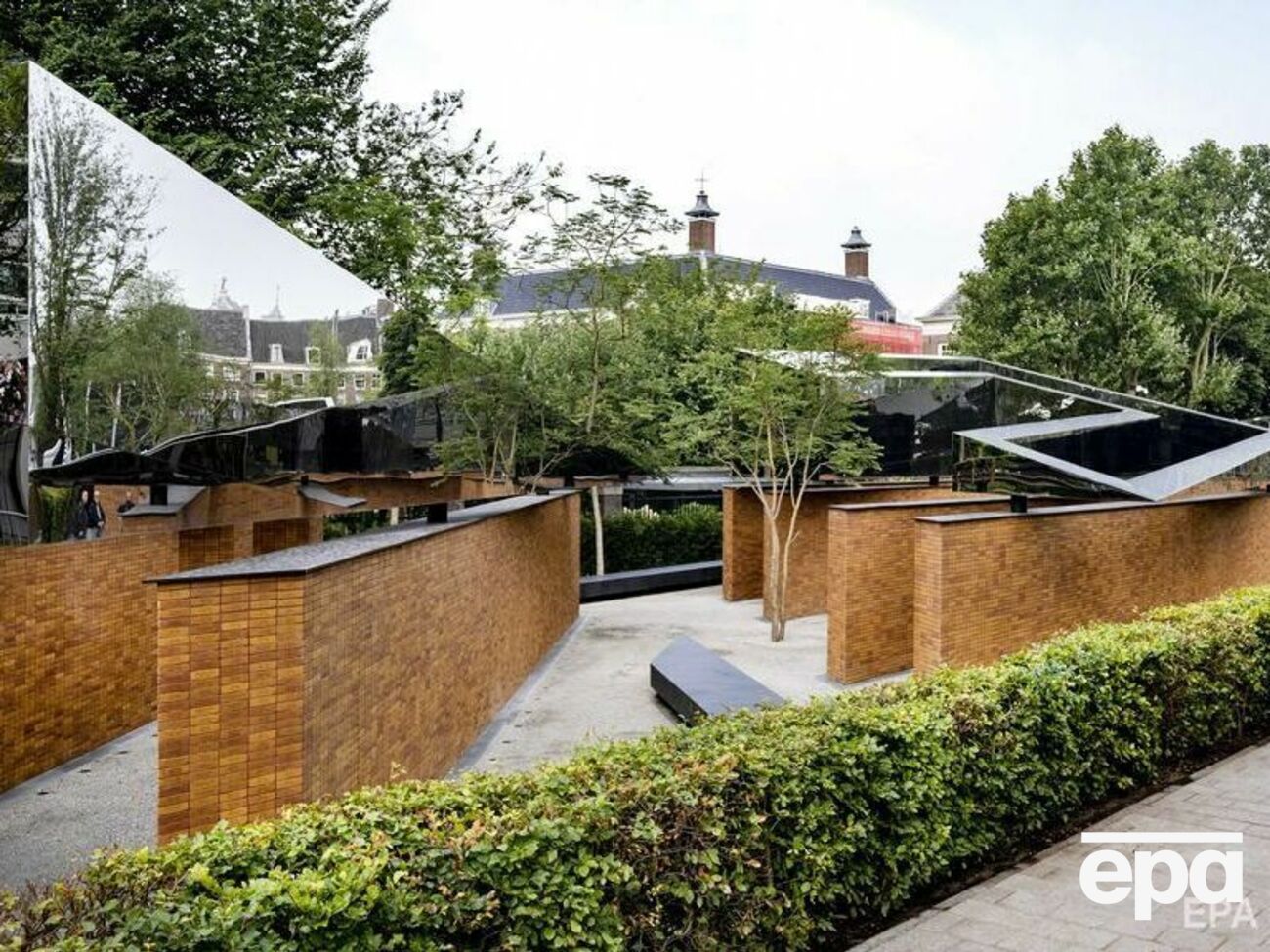 Монумент представляет собой лабиринт из кирпичных стен