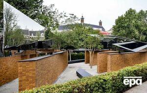 Монумент представляет собой лабиринт из кирпичных стен