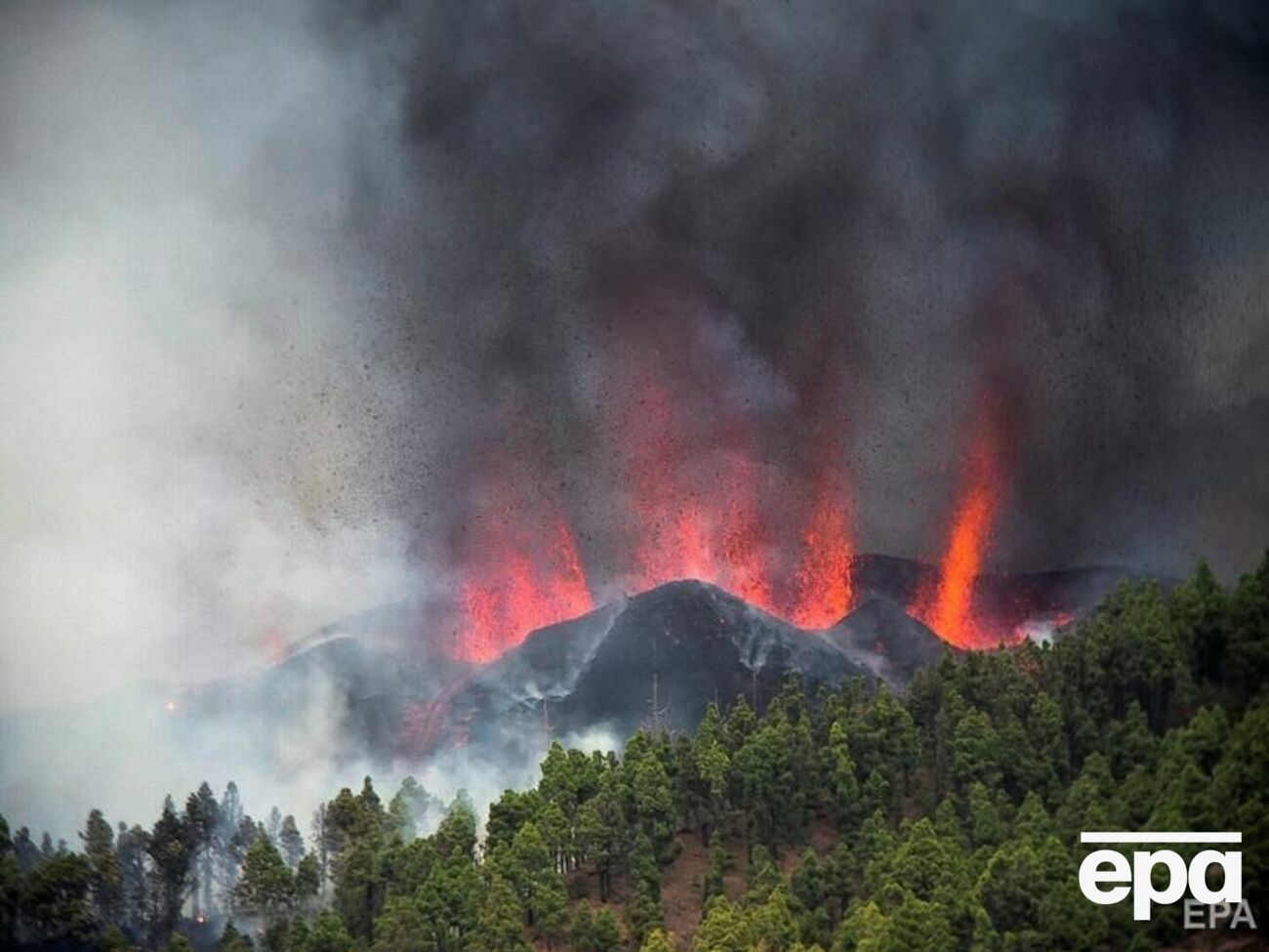Из-за извержения уже эвакуировали 5 тыс. человек