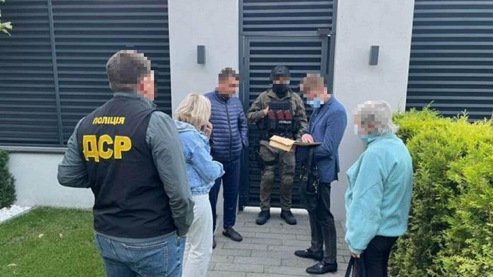 По данным следствия, чиновники вносили в документы как выполненные и оплаченные работы, которые на самом деле были не сделаны или сделаны только частично