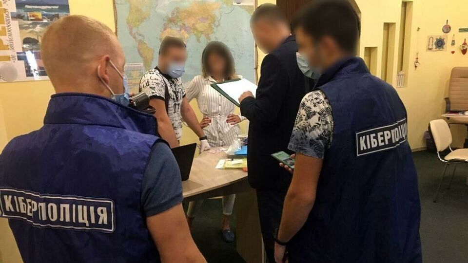 Поліція провела обшуки в туристичному агентстві