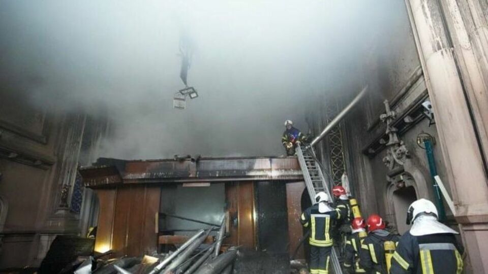 Щоб потрапити в кімнату, де була частина органа, яка загорілася, довелося виламувати двері ломом