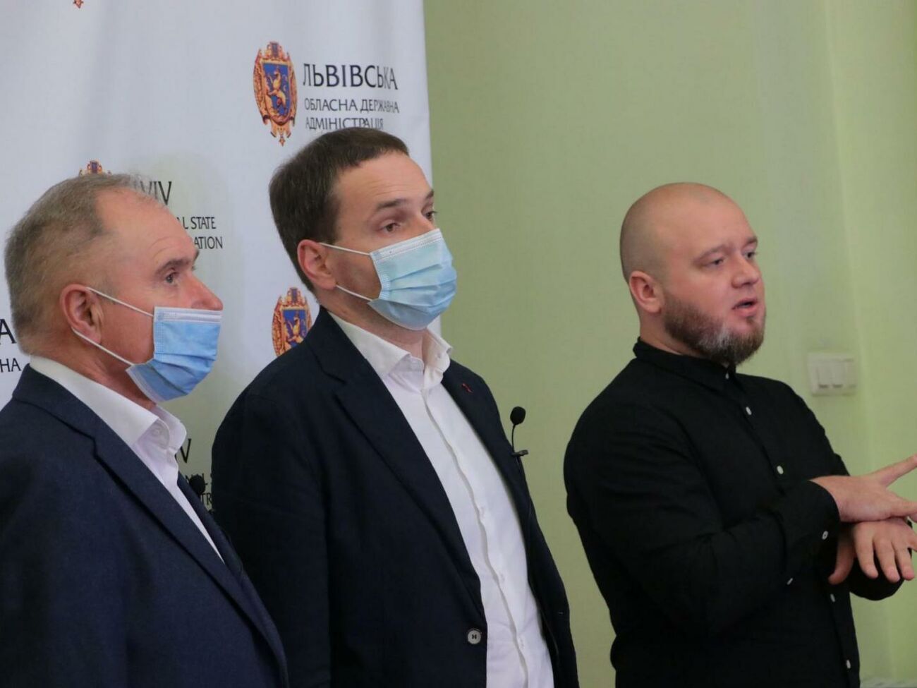 Во Львовской области 80% персонала привиты в 165 школах, отметил Чемерис (по центру)