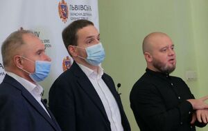 У Львівській області 80% персоналу щеплено у 165 школах, зазначив Чемерис (у центрі)