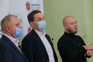 Во Львовской области 80% персонала привиты в 165 школах, отметил Чемерис (по центру)