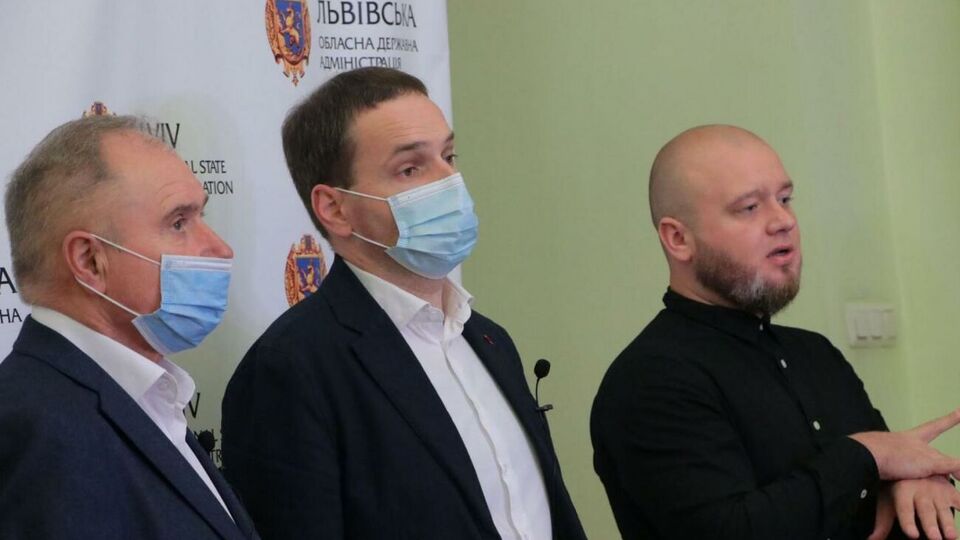Во Львовской области 80% персонала привиты в 165 школах, отметил Чемерис (по центру)