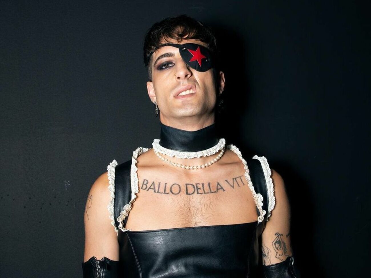 На новых фото Давид прикрыл интимное место мячом