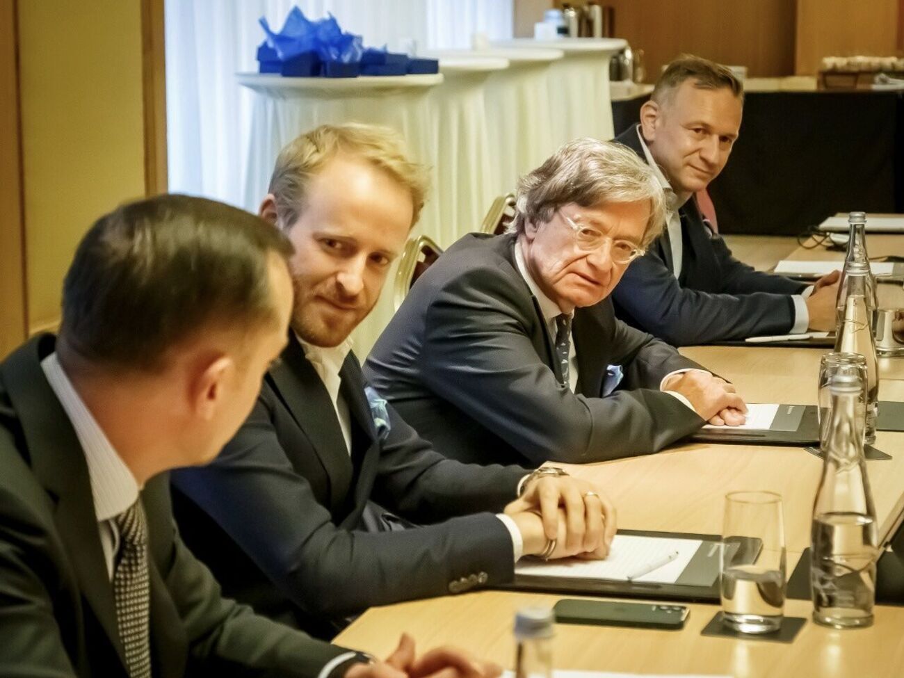 Генеральный директор Gebr. Heinemann Макс Хайнеманн и совладелец, член консультативного совета Gebr. Heinemann Клаус Хайнеманн (в центре)