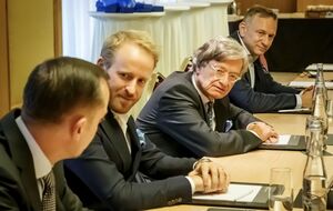 Генеральный директор Gebr. Heinemann Макс Хайнеманн и совладелец, член консультативного совета Gebr. Heinemann Клаус Хайнеманн (в центре)