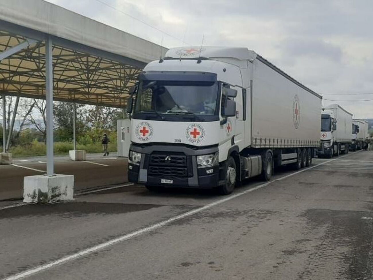 Вантажівки перетнули КПВВ "Новотроїцьке" в Донецькій області