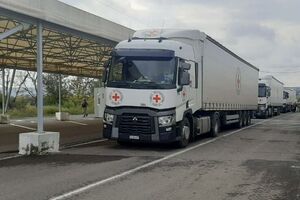 Вантажівки перетнули КПВВ "Новотроїцьке" в Донецькій області