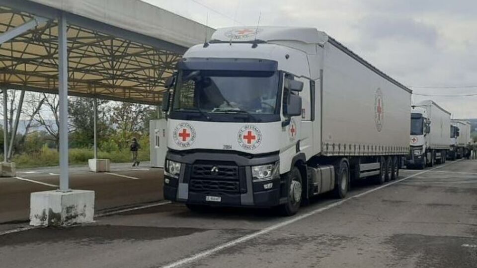 Грузовики пересекли КПВВ "Новотроицкое" в Донецкой области