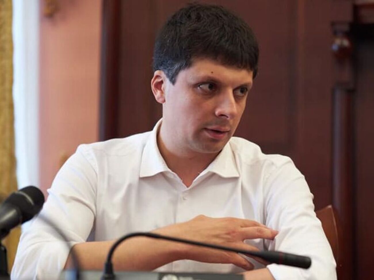 Сейчас такой момент, что может случиться финансовый кризис. Держите деньги в твердой валюте, экономьте, не влезайте в кредиты