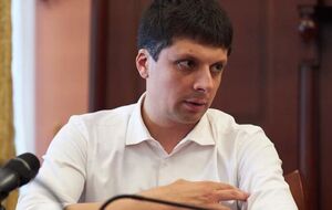 Сейчас такой момент, что может случиться финансовый кризис. Держите деньги в твердой валюте, экономьте, не влезайте в кредиты