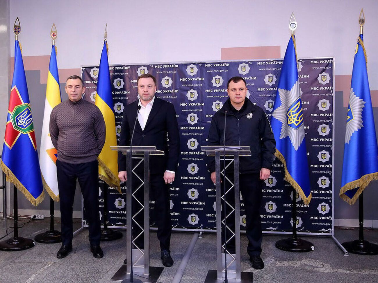 Метою обстрілу автомобіля, у якому їхав Шефір (ліворуч), було, зокрема, зупинити транспортний засіб, зазначив Монастирський (у центрі)