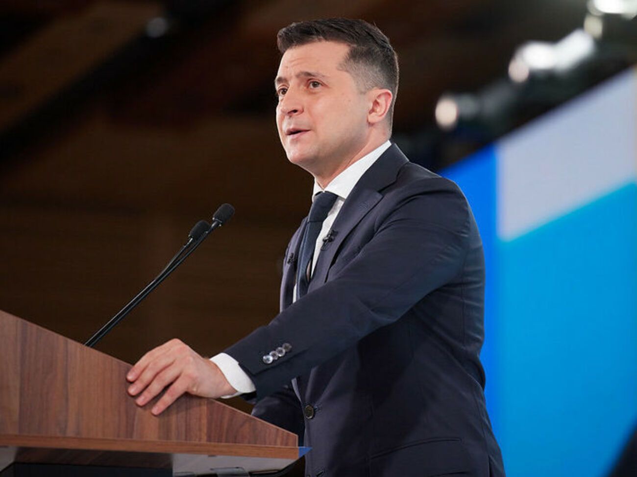 Зеленський: Україна не засинала. Це складно зробити під звуки вибухів