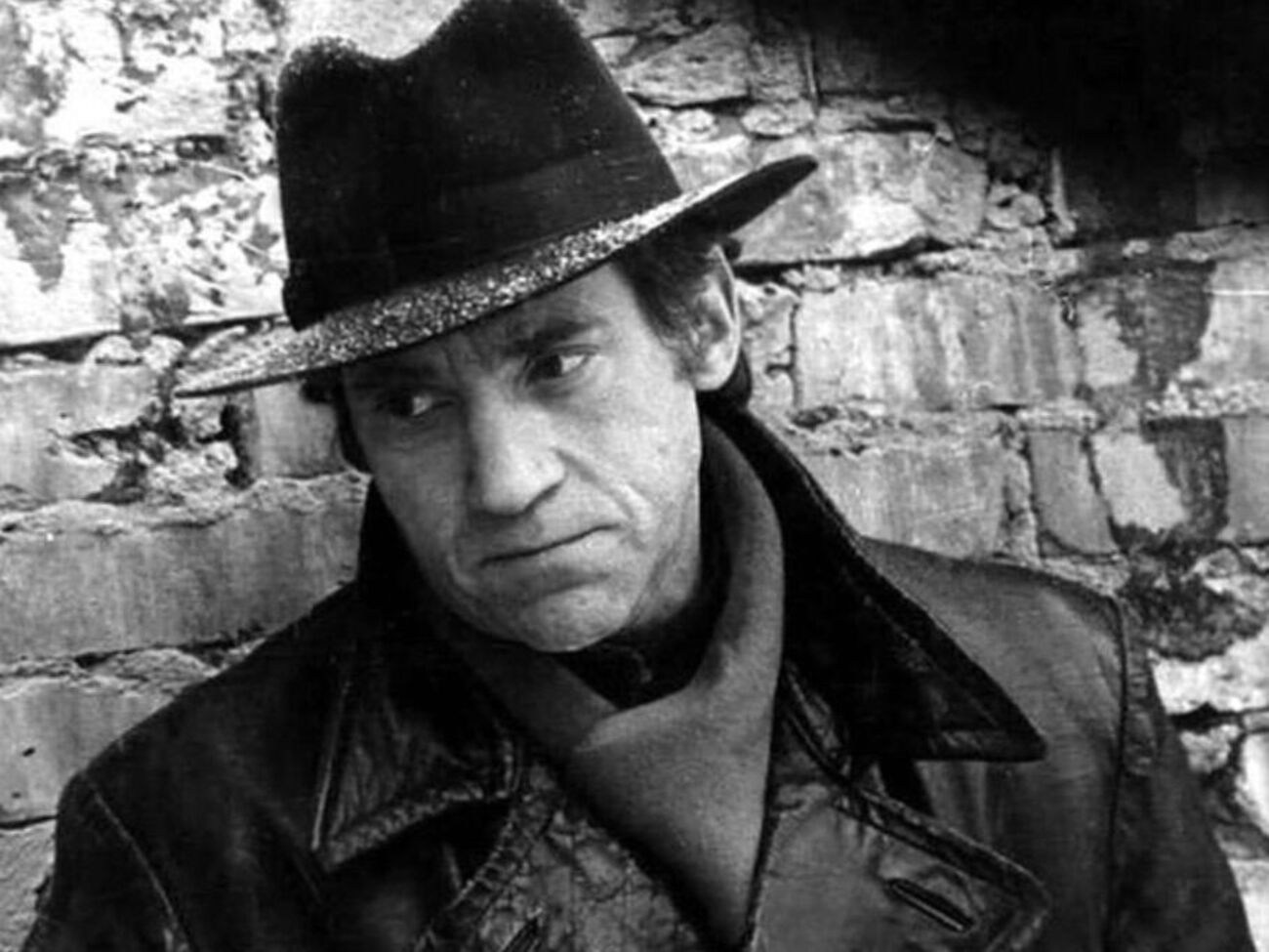 Высоцкого (на фото) отец материл, вспоминает друг артиста