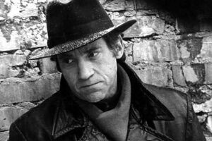 Высоцкого (на фото) отец материл, вспоминает друг артиста