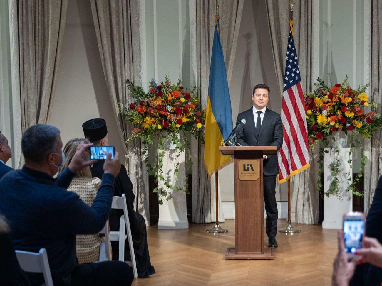 Зеленский отметил, что в Украине строятся дороги