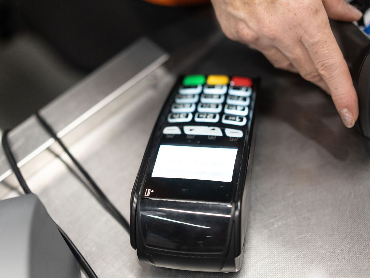 Чеки, выданные на АЗС в Никополе Днепропетровской области и Ужгороде, не содержали указания формы оплаты, подчеркивает&nbsp;enkorr.ua