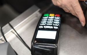 Чеки, выданные на АЗС в Никополе Днепропетровской области и Ужгороде, не содержали указания формы оплаты, подчеркивает enkorr.ua