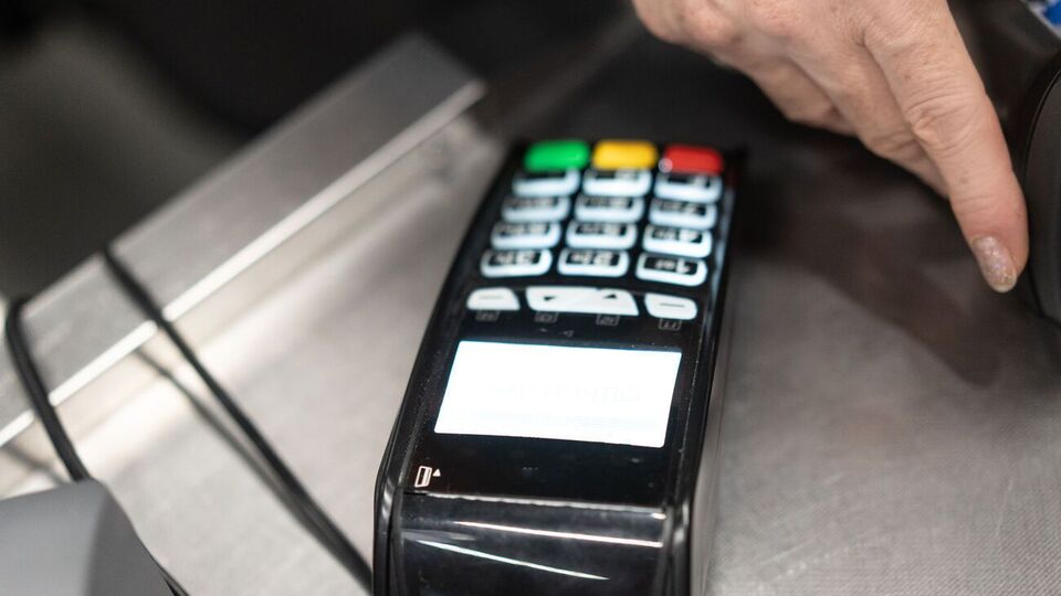 Чеки, выданные на АЗС в Никополе Днепропетровской области и Ужгороде, не содержали указания формы оплаты, подчеркивает enkorr.ua