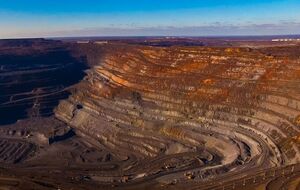 Цена на железную руду может просесть и до $65 за тонну, пишет "МинПром" со ссылкой на прогнозы экспертов рынка