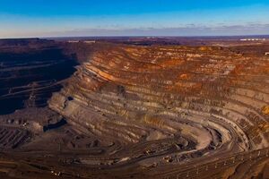 Цена на железную руду может просесть и до $65 за тонну, пишет "МинПром" со ссылкой на прогнозы экспертов рынка