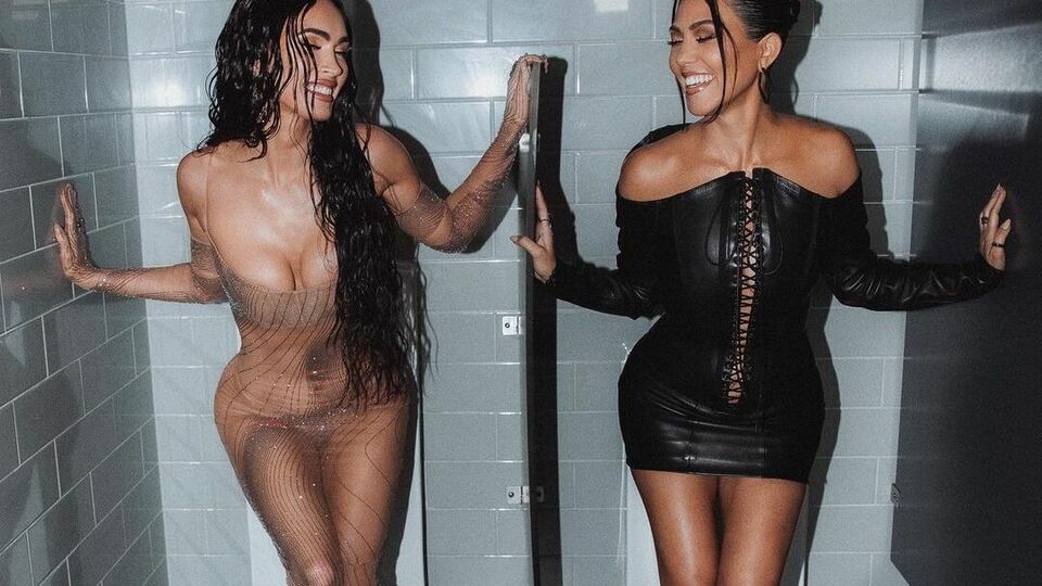 Фокс (слева) и Кардашян снялись в рекламе белья