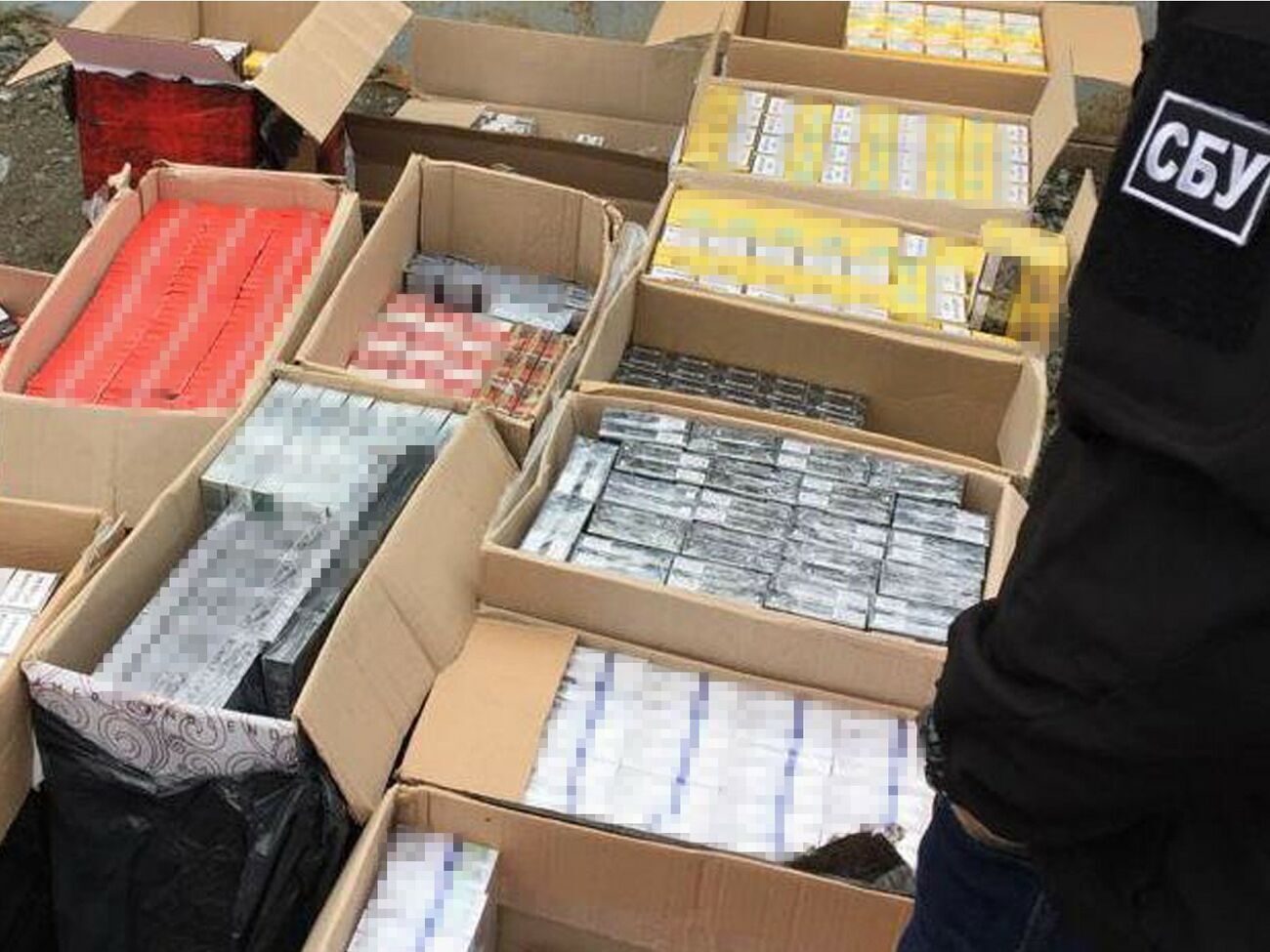 Оптовые партии контрафактных сигарет реализовывали практически во все регионы Украины, отметили в СБУ
