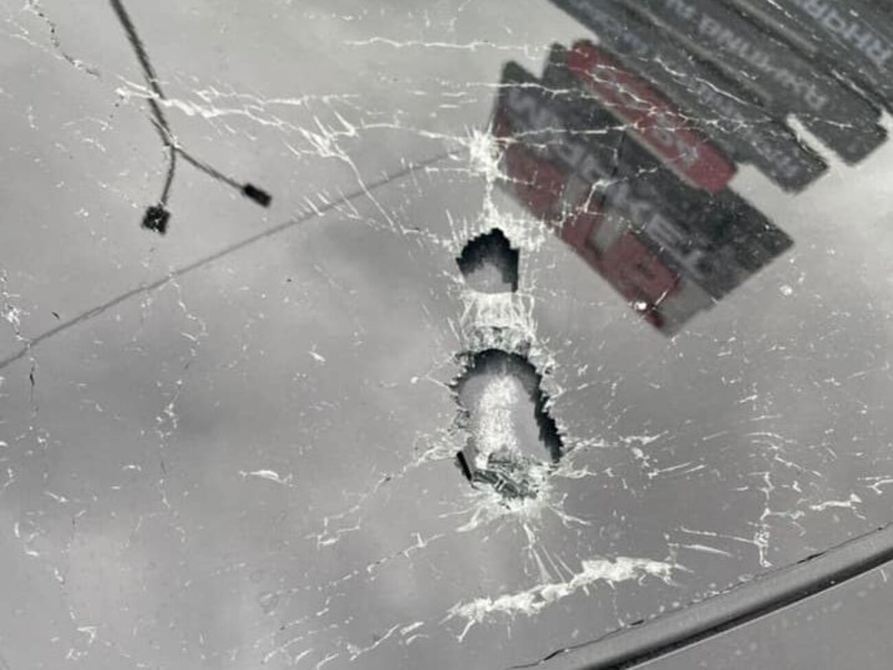 Первые пули попали в капот машины, в которой был Шефир