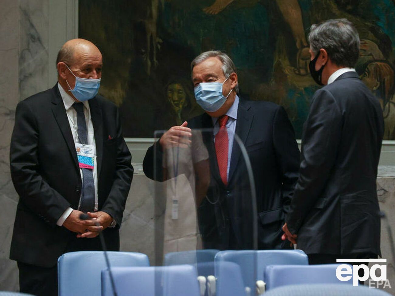 Ле Дріан (ліворуч) і Блінкен (праворуч) погодилися підтримувати тісний контакт для виходу з кризи між Францією та США